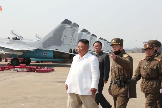 김정은 북한 국무위원장이 서부지구 항공 및 반항공사단 관하 추격습격기연대를 시찰했다고 12일 조선중앙TV가 보도했다. 리병철 당 중앙위원회 군수담당 부위원장과 박정천 총참모장 등 간부들이 수행하고 있다.
