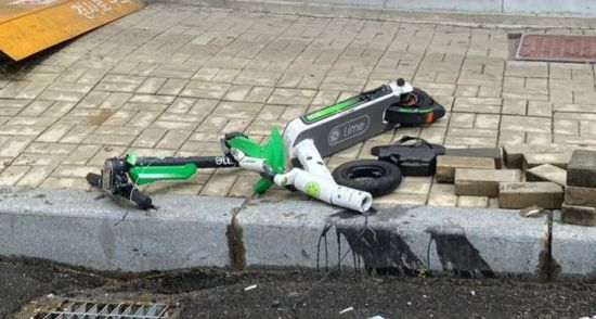 12일 오전 차량과 충돌해 크게 부서진 '라임' 공유 전동 킥보드/사진=연합뉴스 제공