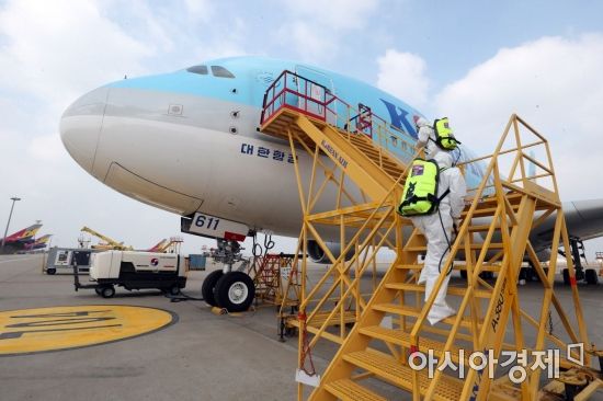 4일 인천국제공항 대한항공 항공기정비고에서 방역업체 직원들이 뉴욕으로 향하는 대한항공 여객기 소독 작업을 하고 있다. /문호남 기자 munonam@