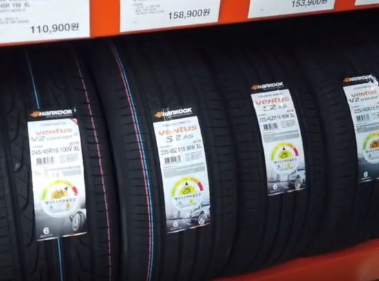 진열된 새 타이어들. 방사선을 쬔 타이어는 더 튼튼해집니다. [사진=유튜브 화면캡처]