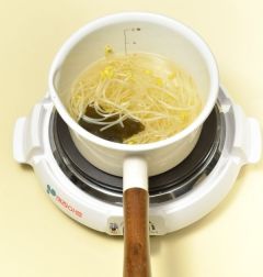 2. 냄비에 콩나물, 다시마, 물 2컵+1/2컵을 넣고 끓인다.