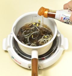 4. 참치한스푼을 넣고 소금과 후춧가루로 간을 한다.
(Tip 참치한스푼은 참치를 발효시킨 액상조미료로 감칠맛이 나서 맛내기가 편리하다. 없다면 국간장으로 대신한다.)