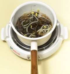 3. 국물이 끓기 시작하면 2분 정도 더 끓인 후 능이버섯을 넣어 3분 정도 끓인다.