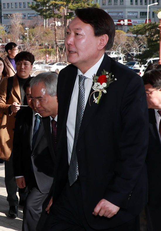 지난 2월13일 부산 고등·지방 검찰을 찾은 윤석열 검찰총장 [이미지출처=연합뉴스]