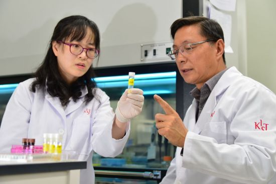 금교창 KIST 뇌의약연구단 단장(오른쪽)과 방은경 박사가 바이러스 백신 플랫폼의 구성물인 아연 착화합물 기반 RNA 안정화제의 효능에 대하여 논의하고 있다.