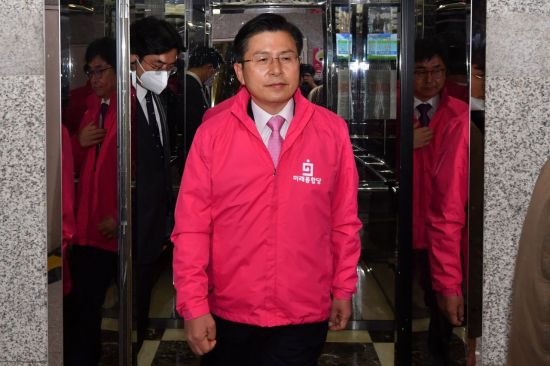 황교안 미래통합당 대표가 제21대 총선일인 15일 국회 도서관 강당에서 출구조사 발표를 시청한 후 이동하고 있다. [이미지출처=연합뉴스]