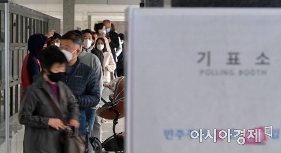 전국적으로 제21대 국회의원 선거가 실시된 15일 서울 종로구 교남동 제3투표소에서 유권자들이 투표하기 위해 길게 줄을 서고 있다./윤동주 기자 doso7@