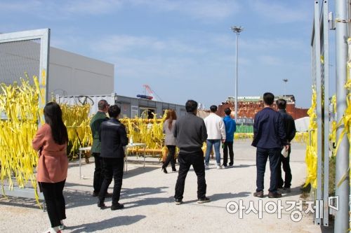 16일 세월호 참사 6주기를 맞아 목포 신항을 찾은 추모객들이 거치돼 있는 세월호 선체를 바라보고 있다.