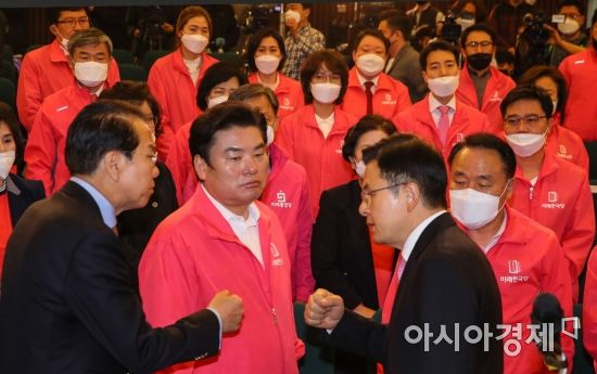 황교안 미래통합당 대표가 15일 국회에 마련된 개표종합상황실에서 '선거결과에 책임을 지고 당 대표직 사퇴 의사'를 밝힌 후 권영세 후보와 인사를 나누고 있다./윤동주 기자 doso7@