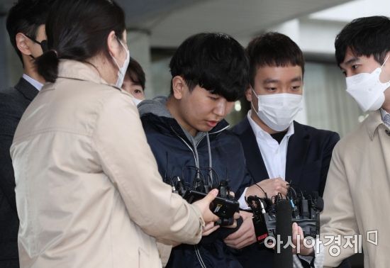 조주빈과 함께 텔레그램 '박사방'의 공동 운영자로 알려진 '부따' 강훈이 17일 서울 종로경찰서에서 검찰로 송치되기 위해 호송차로 이동하고 있다./강진형 기자aymsdream@
