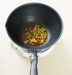 2. 팬에 고추기름과 식용유를 두르고 다진 마늘과 다진 파를 넣어 30초 정도 볶아 향을 낸다.