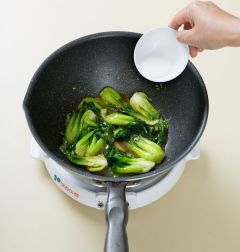 4. 국물이 끓으면 녹말물로 농도를 맞춘 후 소금과 후춧가루로 간을 하고 참기름을 넣는다. 
(Tip 녹말물은 녹말과 물을 1:1 의 비율로 섞어서 만든다. 농도 맞추기에 자신이 없는 분들은 녹말 1: 물 2로 섞어서 사용하시면 실패 확률이 적다.)