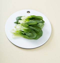 1. 청경채는 반으로 잘라 끓는 물에 소금을 넣고 30초 정도 데쳐서 물기를 뺀다.