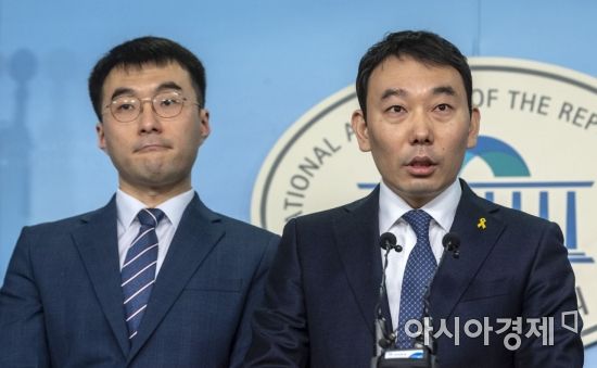 김용민 변호사(오른쪽)와 김남국 변호가 7일 국회에서 더불어민주당 입당 기자회견을 하고 있다. 김용민 변호사는 조국 전 법무부 장관 시절 제2기 법무·검찰개혁위원회 위원으로 활동했고, 김남국 변호사는 '조국백서추진위원회'에 필자로 참여했었다./윤동주 기자 doso7@