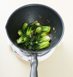 3. 청경채를 넣고 1분 정도 볶은 후 굴소스와 맛술로 간을 한 다음 물 1/4컵을 넣어 끓인다.