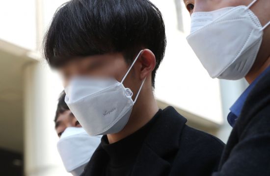 박사방 운영자 조주빈에게 개인정보를 유출한 혐의를 받는 공익요원 최모씨가 3일 오전 서울 서초구 서울중앙지법에서 영장실질심사를 마친 뒤 법원을 나서고 있다. [이미지출처=연합뉴스]