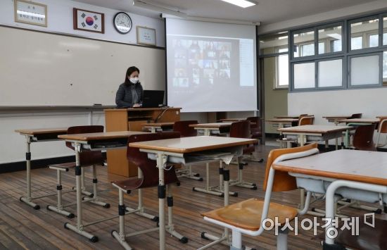 전국 중고등학교가 고3, 중3부터 온라인 개학을 시작한 9일 서울 마포구 서울여고 교실에서 선생님이 온라인으로 수업을 진행하고 있다./강진형 기자aymsdream@