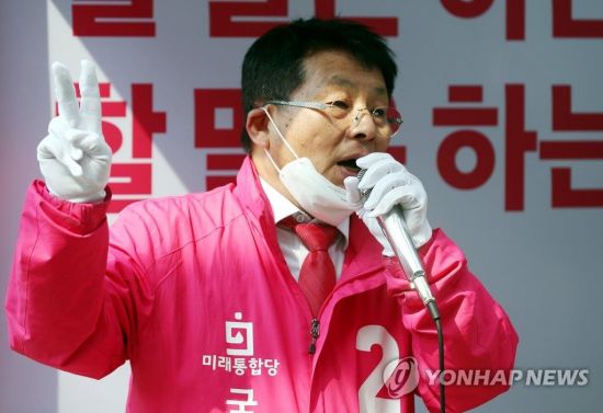 제21대 총선 경기 부천병에 출마한 미래통합당 차명진 후보가 지난 10일 오후 경기도 부천시 소사구 일대에서 유세차량을 타고 시민들에게 지지를 호소하고 있다. [이미지출처=연합뉴스]