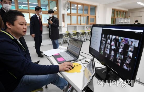 전국 중·고등학교가 고3·중3부터 온라인 개학을 시작한 9일 서울 중랑구 중화중학교에서 교사와 학생들이 온라인 개학식을 하고 있다./김현민 기자 kimhyun81@