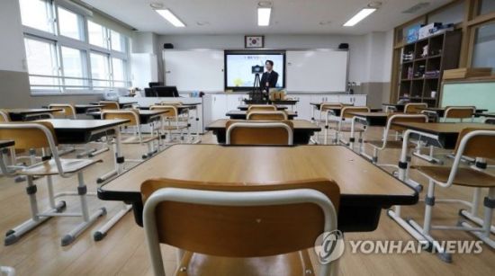 17일 오전 세종시 다정동 한 초등학교에서 선생님이 온라인 개학을 맞아 학생들과 수업을 진행하는 모습. 사진은 기사 중 특정표현과 관계없음.사진=연합뉴스