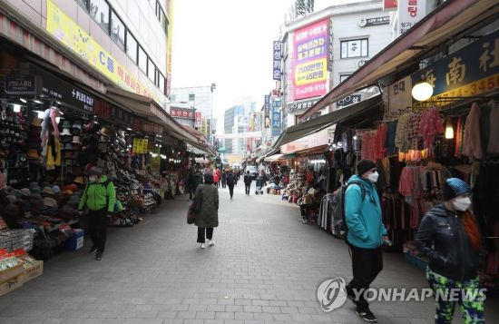 신종 코로나바이러스(코로나19)의 지역사회 확산 가능성이 커지고 있는 지난 2월24일 서울 남대문이 한산한 모습이다. / 사진=연합뉴스