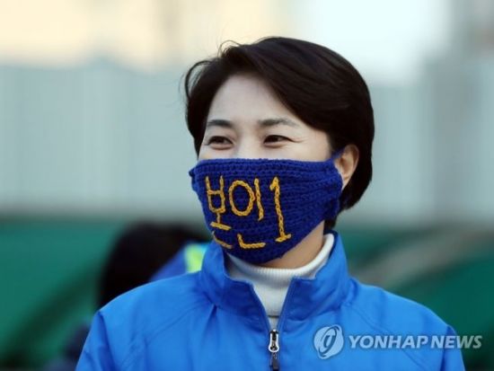 제21대 총선 인천 동구미추홀을에 출마한 더불어민주당 남영희 후보가 2일 오전 인천시 미추홀구 제물포역 앞에서 출근하는 시민들에게 인사하며 지지를 호소하고 있다. [이미지출처=연합뉴스]