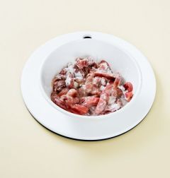 1. 돼지고기는 먹기 좋은 크기로 썰어 소금과 후춧가루로 밑간을 한 후 녹말가루, 달걀 흰자, 식용유를 넣어 튀김옷을 입힌다.