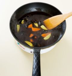 5. 녹말물을 넣어 걸쭉하게 농도를 맞추고 튀김을 넣어 섞거나 곁들인다.