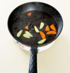 4. 팬에 물 1컵+1/2컵을 넣고 끓여 끓으면 나머지 재료를 모두 넣고 끓인다. 소스가 끓으면 오이, 당근, 목이버섯을 넣어 30초 정도 살짝 끓인다.