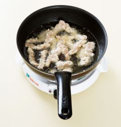 2. 170℃의 튀김기름에 돼지고기를 하나씩 넣어 노릇노릇하게 튀긴다.
(Tip 튀김옷이 달라붙어도 떨어뜨리지 않는다. 익기 전에 떨어뜨리면 옷이 벗겨지니 다 튀긴 후에 젓가락으로 떨어뜨리면 된다.)