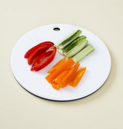 2. 오이, 노랑 파프리카, 빨강 파프리카는 스틱 모양으로 썬다.