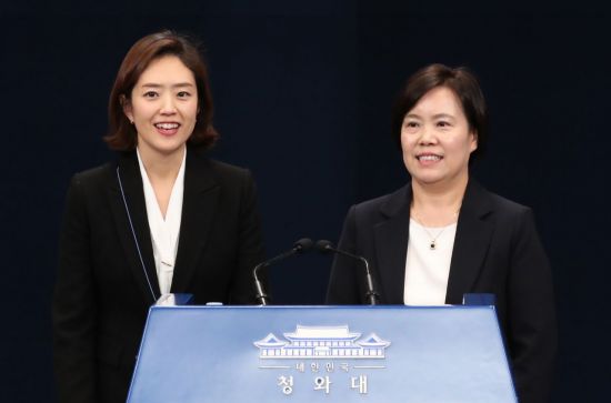 고민정 전 청와대 대변인(왼쪽)과 유송화 전 춘추관장 [이미지출처=연합뉴스]