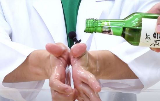 한국인이 애용하는 소주는 소독이 될까요? 사진처럼 손을 씻으면 유용할지 몰라도 상처 소독에는 효과가 전혀 없습니다. [사진=유튜브 '호기술천국' 화면캡처]
