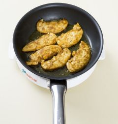 3. 팬에 코코넛 오일을 두르고 닭고기를 넣어 앞뒤로 노릇노릇하게 구워 꼬치에 꽂는다.(Tip 닭 안심은 중불에 3-4분 정도 구우면 된다. 또 코코넛 오일이 없다면 올리브오일과 식용유로 대체한다.)