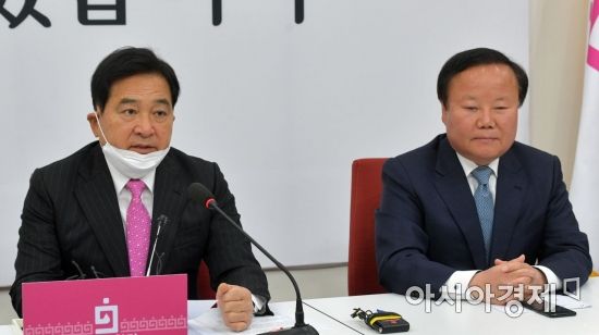 심재철 미래통합당 원내대표와 김재원 정책위의장이 24일 국회에서 비공개 최고위원회의를 마친 후 브리핑을 하고 있다./윤동주 기자 doso7@