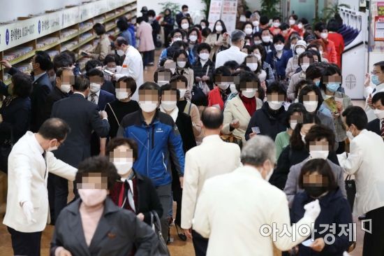 사회적 거리두기 완화 시행 후 첫 주말인 26일 서울 영등포구 여의도순복음교회에서 신자들이 예배를 하기 위해 대성전으로 향하고 있다. /문호남 기자 munonam@