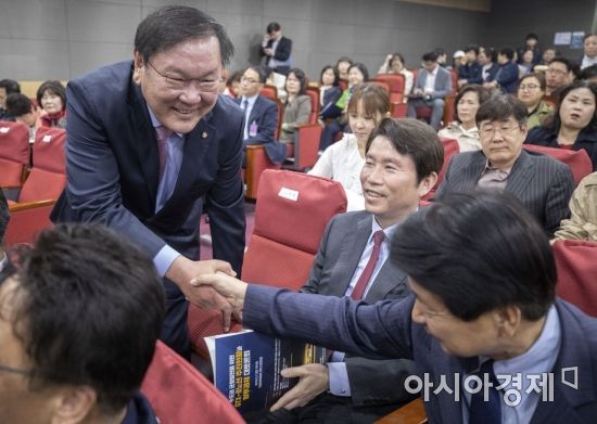 더불어민주당 원내대표에 도전중이 노웅래, 이인영, 김태년 후보가 7일 국회에서 열린 'GTX-B노선 추진 토론회'에 참석, 인사를 나누고 있다./윤동주 기자 doso7@