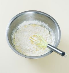 3. ②에 핫케이크 믹스를 넣어 잘 푼다.