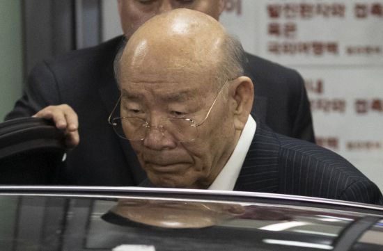 전두환 전 대통령이 지난해 3월11일 오후 서울 세브란스병원 응급진료센터에서 나서며 차량에 탑승하고 있다./사진=연합뉴스