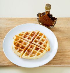 6. 와플을 접시에 담고 버터와 메이플 시럽을 곁들인다.