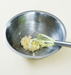 1. 버터는 미리 실온에 두었다가 부드러워지면 설탕을 넣어 잘 섞는다.