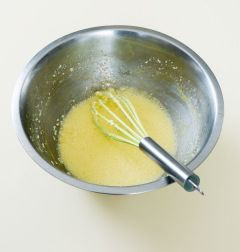 2. 볼에 달걀을 깨어 넣고 우유를 넣어 골고루 섞는다.