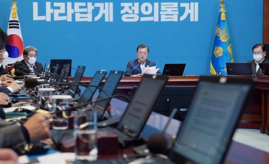 문재인 대통령이 27일 오후 청와대에서 수석·보좌관 회의를 주재하고 있다. [이미지출처=연합뉴스]