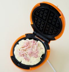 5. 와플틀에 반죽을 70% 정도만 붓고 햄과 슬라이스 치즈를 얹는다. 뚜껑을 덮어 3분 정도 노릇노릇하게 굽는다.