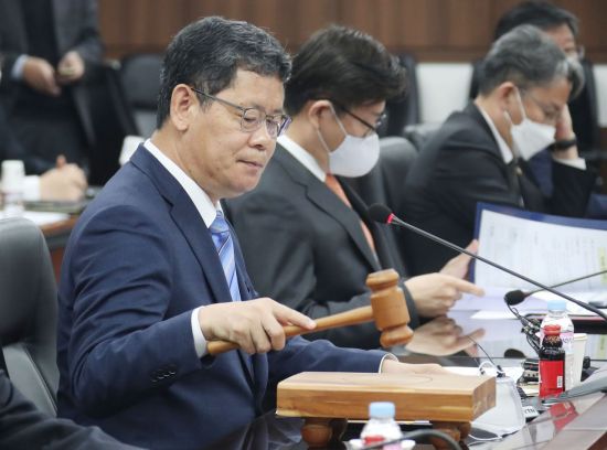 김연철 통일부 장관이 지난 23일 정부서울청사에서 열린 제313차 남북교류협력추진협의회(교추협)를 개회하고 있다. <사진=연합뉴스>