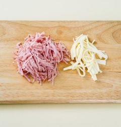 4. 햄과 슬라이스 치즈는 가늘게 채 썬다.