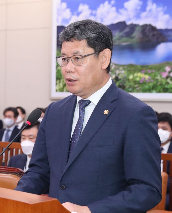 김연철 통일부 장관이 28일 오전 서울 여의도 국회에서 열린 외교통일위원회 전체회의에서 답변하고 있다.
