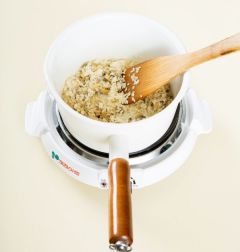 2. 두꺼운 냄비에 참기름을 두르고 조갯살을 넣어 2분 정도 볶다가 쌀을 넣어 2~3분 정도 중간 불에 볶는다.