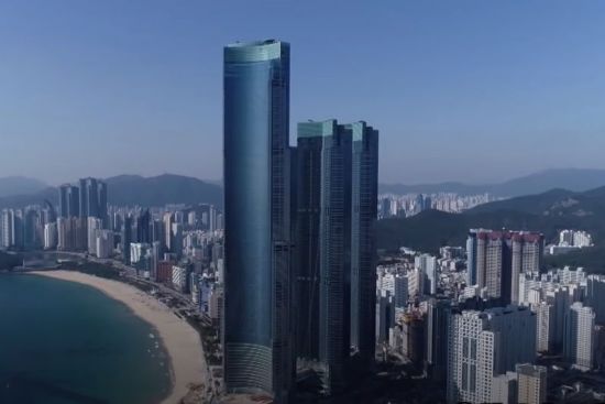 부산 해운대의 마천루. 초고층 아파트들이 즐비합니다. [사진=유튜브 화면캡처]
