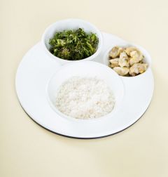 1. 쌀은 씻어 물에 30분 정도 불려 체에 밭쳐 물기를 뺀다. 조갯살은 옅은 소금물에 씻어 건지고 냉이는 다듬어 씻어 송송 썬다.